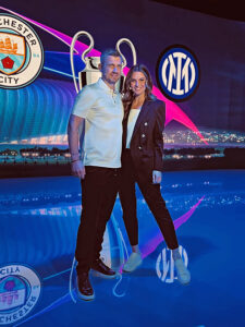 Moderatorin Laura Wontorra, Experte Sebastian Kneißl, © Dazn, Plazamedia